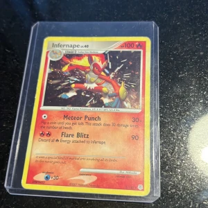 Infernape - Samlarkort med den eldiga Pokémonen Infernape. Perfekt för dig som gillar Pokémon och vill utöka din samling med ett coolt och kraftfullt kort. Kortet är skyddat i plastficka och har färgstark design. Passar både nya och erfarna samlare.