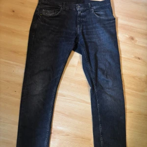 Tiger Of Sweden Jeans  - Svarta Jeans från tiger of sweden i storlek 31/32. Slitningarna på fickan är från fabrik!