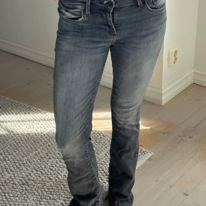 Grå bootcut jeans - Snygga grå jeans med bootcut passform från Ltb i modellen fallon. Jeansen har en lätt tvättad look och normalhög midja. Storlek 25/30, passar längre🩷