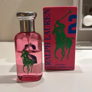 ralph lauren parfym 50 ml - supergod doft med blomsternoter. ungefär 30ml kvar. skickar i orginalbox ❤️