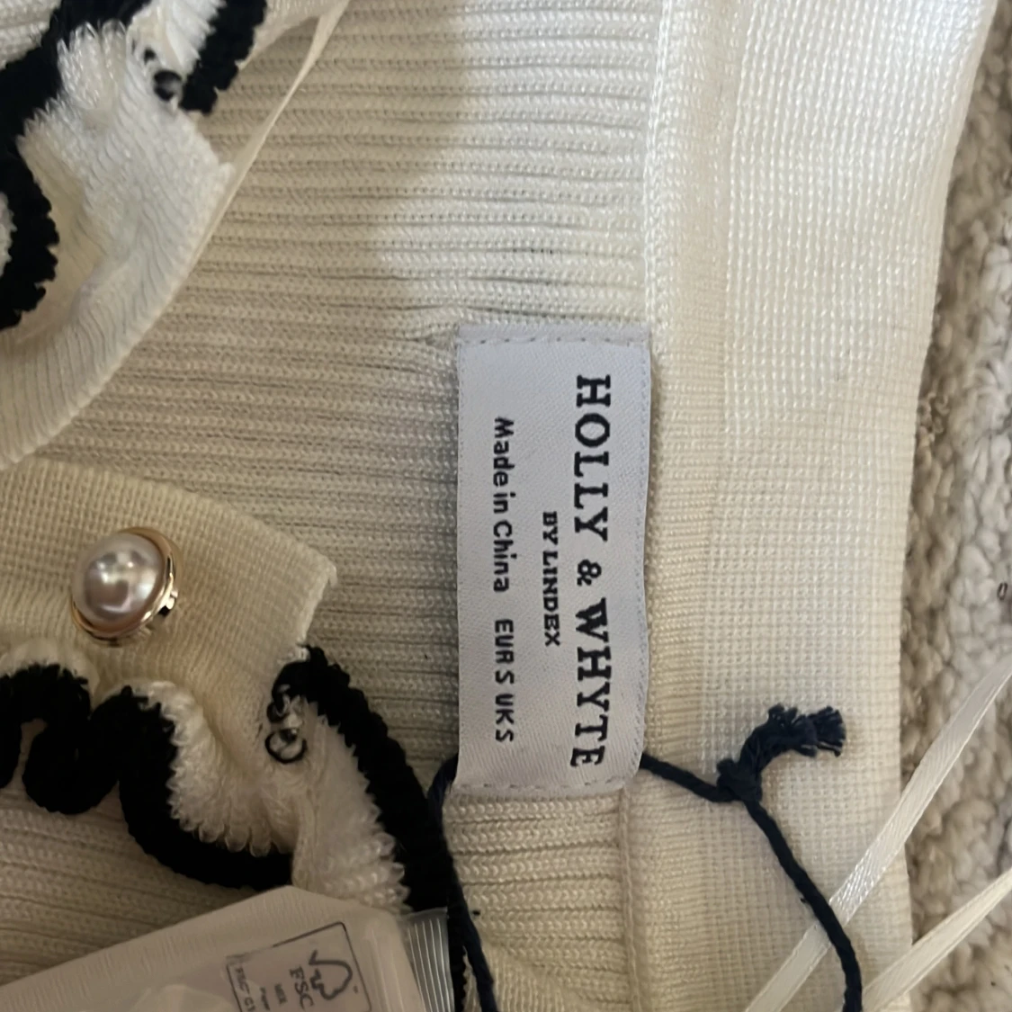 Vit ribbad tröja med volang från Holly & Whyte - 1