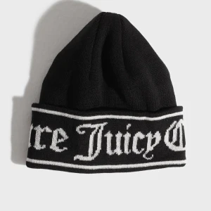 Svart mössa från Juicy Couture - Säljer min svarta juicy couture mössa. den har används max 3 ggr. köpte den i Köpenhamn på urbana outfiten för 659 sek. priset går att diskuters men eftersom den e i nästan helt nytt skick så e priset så. skriv gärna om ni har några frågor eller vill se mössan med bilder jag själv tagit 