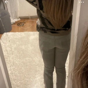 Low waist jeans - Jättefina low waits gråa jeans❤️vet inte vad storleken är men passar mig som har storlek 25/26 och 34/36❤️162 cm lång 