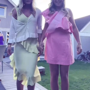 Ljusgul långklänning med volang - Säljer en ljusgul långklänning med v-ringning och volangdetaljer. Köpt från hm 