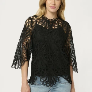 Svart spetsblus från IN FRONT - Säljer en svart blus från IN FRONT med fint spetsmönster. Har inget under linne men går att ha utan eller med ett svart linne🫶🏼