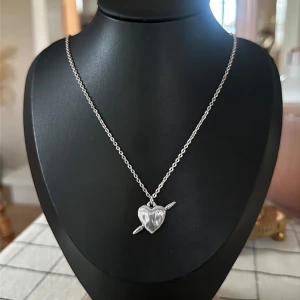 Maria Nilsdotter Tuvstarr Inspererat Halsband  - Inspererat Halsband av Maria Nilsdotter. Halsbandet är 100% rost och nickelfrit och kedjan är 40cm men går att förlänga med ytterligare 5cm. Vid mer frågor är det bara att höra av sig ☺️