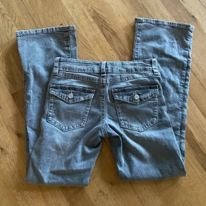Ljus gråa jeans - Ljus gråa jeans med fickor där bak