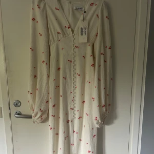 Vit blommig långklänning från Adoore - Superfin vit långklänning från Adoore i strl xxs⭐️helt ny med prislappar då den inte passade mig! Modellen heter Positano och nypris är 1695kr⭐️pris kan diskuteras 