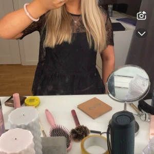 Svart spetsblus - Super söt spetsblus som är köpt här på plick! 💞