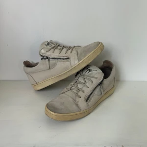 Giuseppe Zanotti skor  - Skön färg och skor som är perfekta för sommaren | Skick: Använda men bra skick | Nypris: ca  5000kr | Passform: True to size | Dustbag medföljer | Skriv vid ytterligare frågor eller funderingar🤝