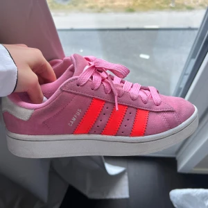 Adidas Campus  - Säljer mina jättefina rosa Adidas Campus som tyvärr inte kommer till användning längre. Jättecoola och unika, perfekta nu till vår och sommar 🌸☀️