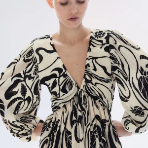 Klänning - As snygg hm klänning som inte längre säljs😍 knappt använd så jättefint skick❤️