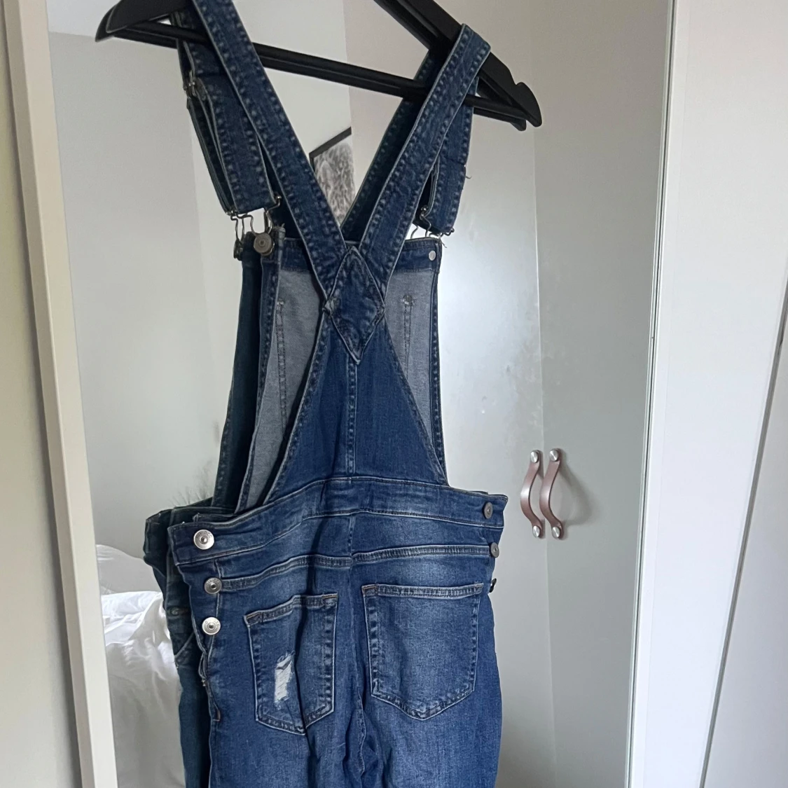 Blå denim hängselbyxor från H&M - 2