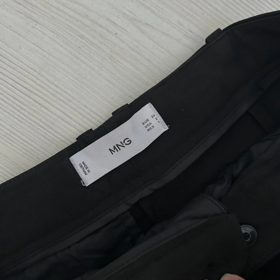 Svarta kostymbyxor från Mango  - 1