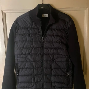 Moncler Cardigan - Säljer nu min Moncler Cardigan då den är för liten. Storlek M sitter som S. Nypris 10 000 kr +. 😁Mitt pris 4699 kr. Självklart äkta skriv för bevis. 