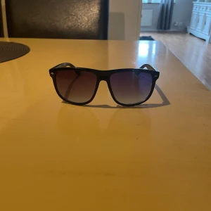 Grisch solglasögon  - Stilrena svarta solglasögon som är riktigt feta och som liknar Rayban Boyfriends. Perfekta för soliga dagar o fräschar upp outfiten.🍾