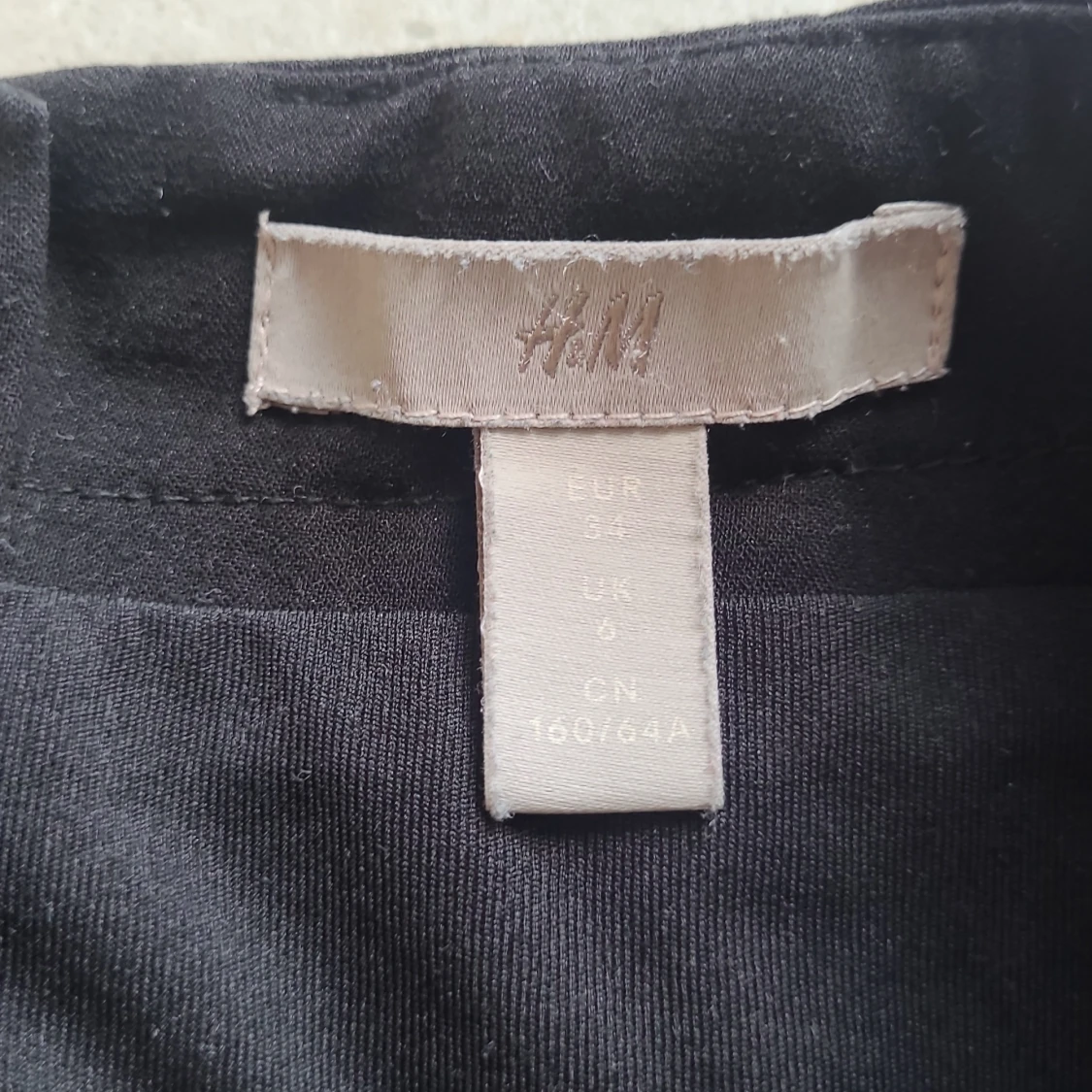 Svart kortkjol från H&M med knappar - 2