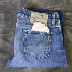Jacob cohen limited edition jeans - Nyskick | Size 30 mått, midja 40 cm, längd 107 cm | Sitter slim fit  | Nypris runt 10000 eftersom dem är limited editions men vårt pris 1299 |