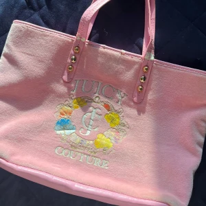 Juicy Couture handväska - Så fin Juicy Couture väska!💗💗 Avskavd i handtagen men utöver är den i jättefint skick! Skriv till mig för fler bilder/frågor. Pris kan diskuteras vid snabbt köp