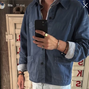 Blå overshirt från Ralph Lauren - Säljer en stilren blå overshirt från Ralph Lauren med klassisk krage och knäppning framtill. Jackan har stora utanpåfickor och en avslappnad passform. Perfekt att bära över en t-shirt eller skjorta.  Nypris 5500:- på NK i stockholm men jag säljer den billigare :) allt tillbehör tillkommer också såklart