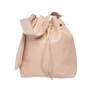 Beige axelväska från H&M - Säljer en stilren beige/rosa axelväska från H&M i syntetmaterial. Väskan har dragskostängning och bred axelrem med dekorativ söm. Supersöt och perfekt som handväska!