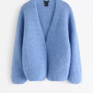 Ljusblå stickad kofta - Säljer den här supersnygga koftan från lindex som säljs pga att den tyvärr inte passar mig! Koftan har knappt använts och är i mycket bra skick!🩵