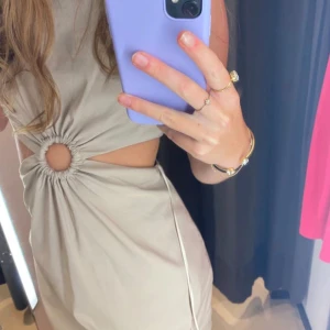 Beige klänning med cut-out detalj - Säljer pågrund av att den inte används längre🥰klänningen är mörk-beige. Använd ett fåtal gånger och passar PERFEKT till fester eller utgångar, speciellt till sommaren ☀️Det är ett skönt material och kan skicka fler bilder om så önskas💫 den är i storlek M, men skulle mer säga S. Köpte klänningen för flera år sedan!! 