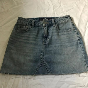 Hollister kjol - Den är i superskick 🤩midjemått 35cm