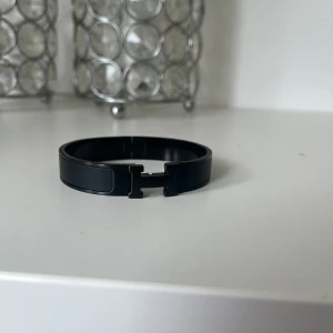 H steel armband - Säljer detta fina armband gör bra pris och aldrig använd. Priset kan diskuteras vid snabbaffär 