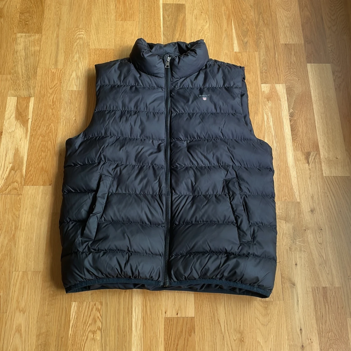 Svart dunväst från GANT