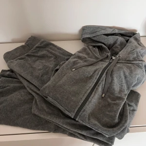 Grå hoodie med dragkedja + byxa  - Mjukis set från Cubus. 