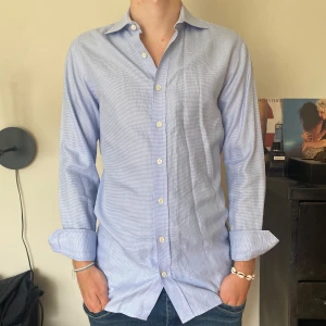 Skjorta - Ljusblå skjorta från oscar jacobsson i mycket bra skick, storlek 38 vilket motsvarar s/m han på bilden är 182.