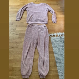 Rosa  mysigt sett från  Isabella - Supermjukt och fluffigtt rosa sett från Isabella i storlek S. Tröjan och byxorna  är gjord i ett fleece-liknande material. Perfekt för att mysa hemma eller chilla med vänner.
