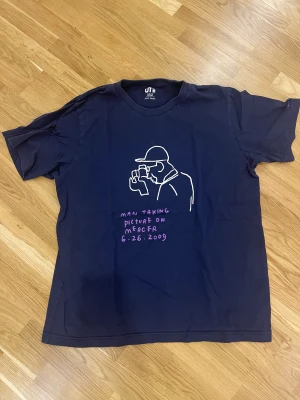 Uni Qlo T-shirt stl L - Sparsamt använd T-shirt med tryck från märket Uni Qlo