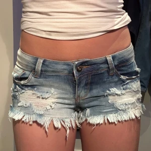 Lågmidjade jeansshorts - Så snygga!! Perfekta för sommaren ☀️☀️ Midjemått rakt över ~ 36cm Gren ~ 16cm Total längd ~ 25cm.     ‼️OBS kan skickas tidigast 10e juni, men kan tingas till köparen innan dess‼️.   ‼️SÅLDA‼️