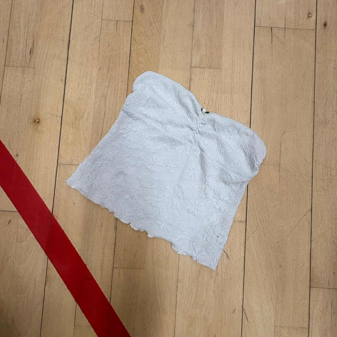 Vit spets tubtopp med liten blomdetalj