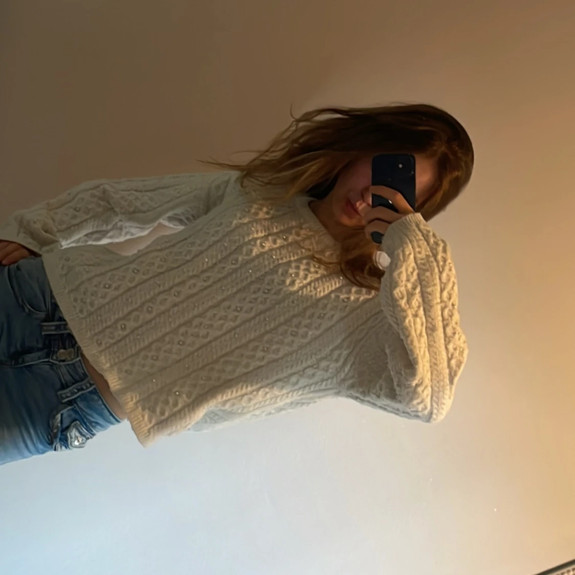 Vit stickad tröja med pärlor