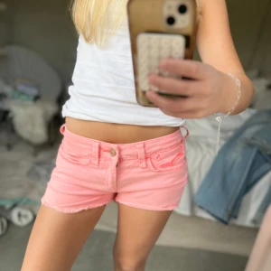 Lågmidjade Jeansshorts - Corallfärgade jeansshorts, jättetrendiga men är tyvärr förstora på mig💕