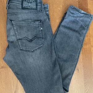 Replay Anbass - Tvär balla gråa Replay jeans, av modellen Anbass🙌🏻 || skick: 9/10 || Pris: 599kr || Själv är jag 182, passar allt runtom det. || Skriv vid frågor!