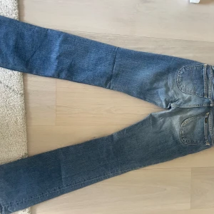 Low waist bootcut jeans - Ett par perfekta, blåa lågmidjade bootcut jeans från lee som jag tyvärr behöver sälja då de är för små. De står storlek 27/33 och skulle säga att de passar som en S-XS. De har inga defekter. Skriv om ni har några frågor eller undrar över måtten! 💕