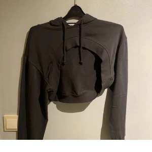 Croppad huvtröja - En svart croppad huvtröja, aldrig använd! ❤️