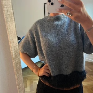 Stickad tshirt med fjädrar  - Så snygg stickad tshirt - köpt i Italien därav ingen storlek men skulle säga S