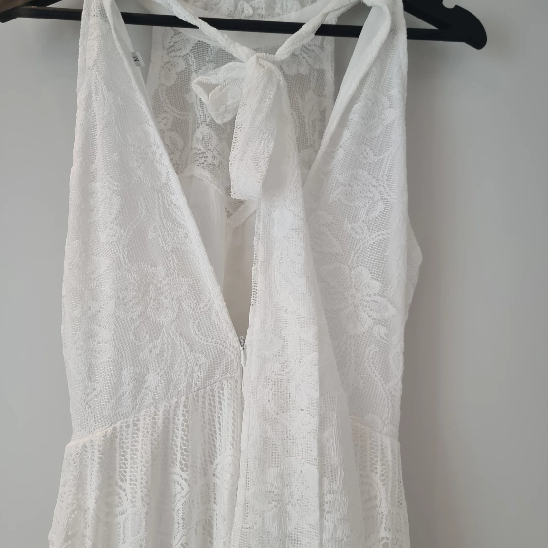 Vit långklänning med spets och knyt i nacken - 2