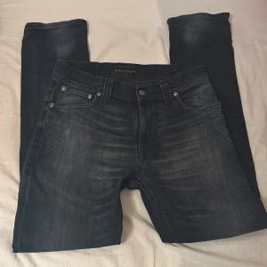 Nudie ”Thin Finn” jeans - Nudie jeans W29, L30 Skick: 8/10 Perfekt till vardagen men även festligare tillfällen  Priset är diskuterbart!  Nypris: 1600:-, mitt pris: 599:- färgen är marinblå/grå