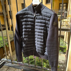 Marinblå Moncler cardigan  - Marinblå Moncler cardigan i storlek 1, herr(motsvarar storlek small). Jackan har inte använts särskilt mycket, därför är den i fint skick.   Jag svarar gärna på frågor och funderingar ☺️