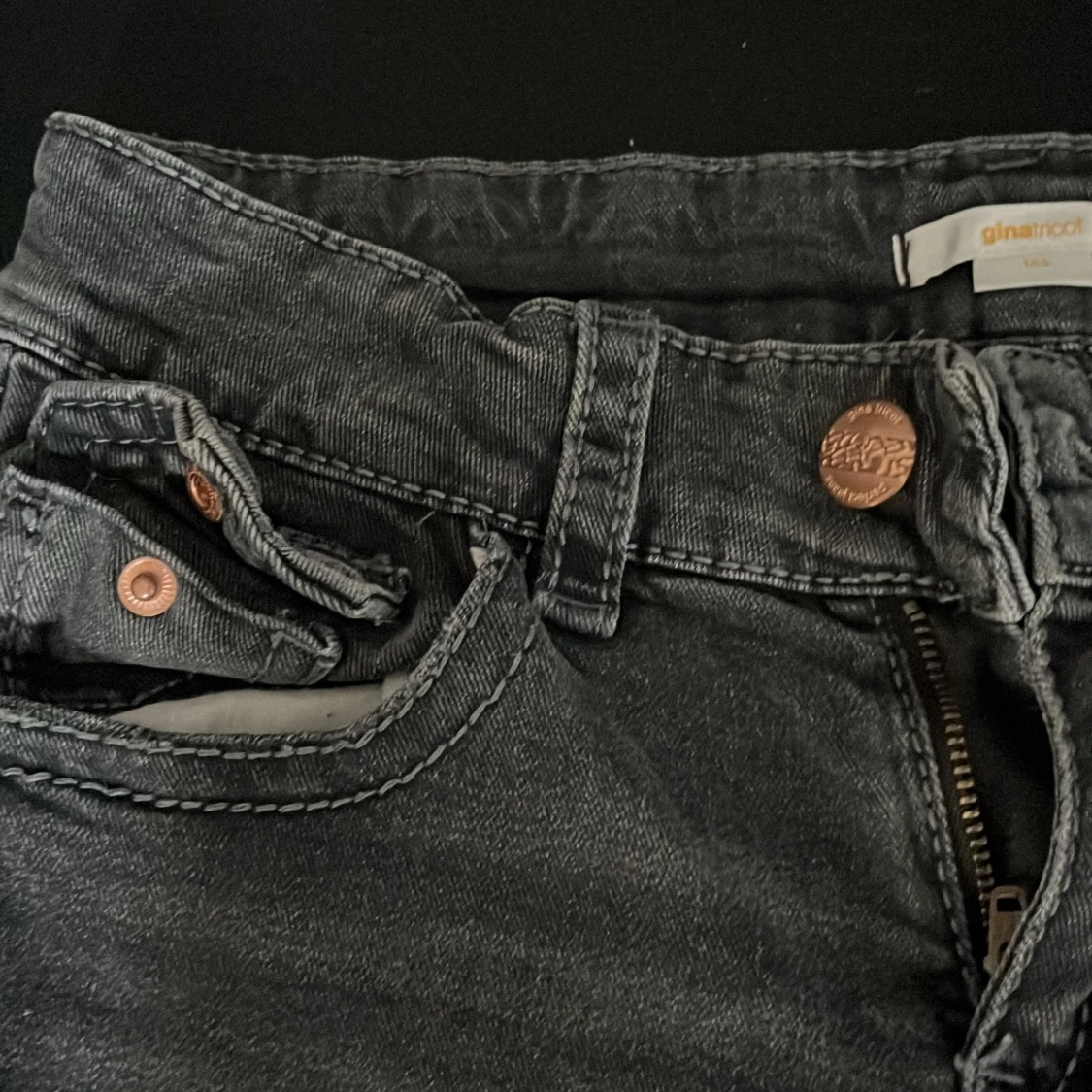 Svarta jeansbyxor från Gina Tricot med broderade bakfickor - 2