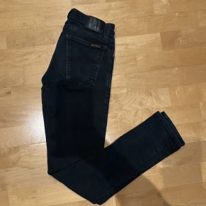 Svarta skinny jeans från Nudie Jeans - Ett fint par nudie jeans som knappast märkts att de har varit använda. Inga synliga slitage eller annat.