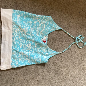 Y2K Turkos och vit halterneck linnetopp - Säljer den här jätte snygga halterneck toppen som tyvärr inte kommer till användning!💕