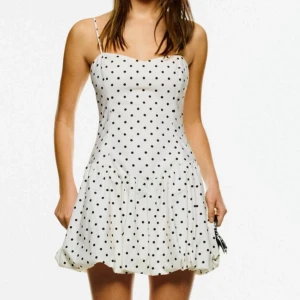 Bershka klänning  - Supersöt vit kortklänning med svarta prickar och smala axelband. Klänningen har en lätt utställd kjol och sitter snyggt över bysten. Perfekt för sommarens alla tillfällen! Helt slutsåld! Lappen kvar ❤️