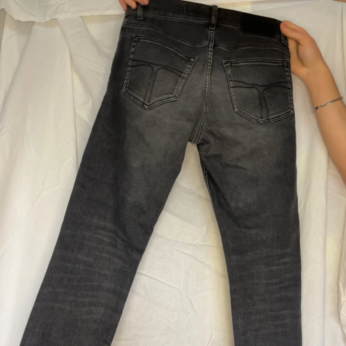 Grå jeans från Tiger of Sweden ”evolve” - 1